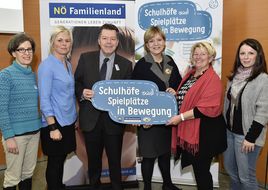 Gruppenfoto beim Seminar "Schul(t)räume" mit Landesrätin Schwarz