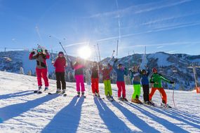 Eine Gruppe Skifahrer lächelt in die Kamera