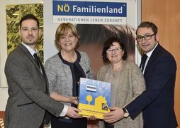 Landesrätin Schwarz lacht mit einer Dame und zwei Herren in die Kamera.