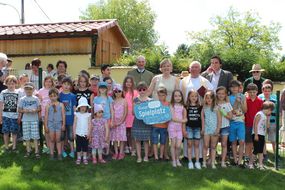 Gruppenfoto der Eröffnung des Spielplatz