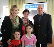 Landesrätin Schwarz lacht mit einer Dame, einem Herr und zwei Kindern in die Kamera.