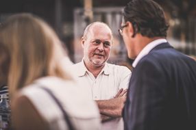Zwei Männer unterhalten sich konzentriert