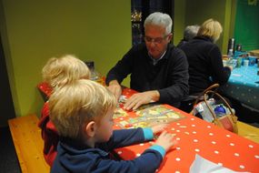 Buben und Mann beim Puzzle bauen.