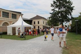 Besucherinnen und Besucher beim Familientag in Grafenegg.