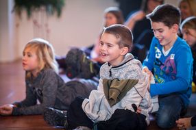 Kinder lachen beim 15. NÖ Spielefest auf der Schallaburg