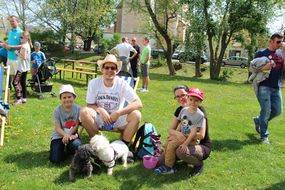 Familie und zwei Hunde beim Familienfest Donau-Auen