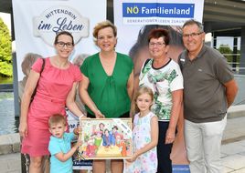 Familie Sammer bekommt beim Generationenfoto-Wettbewerb ein Porträt übergeben