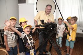 Kinder dürfen bei der 3. Kinder Business Week mithilfe eines Fotografen Bilder machen