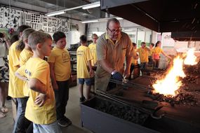 Kinder dürfen bei der 3. Kinder Business Week einem Schmid zusehen