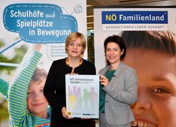 Landesrätin Schwarz lacht mit einer anderen Dame in die Kamera.