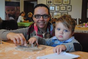 Frau und Kind beim Lebkuchen Ausstechen.