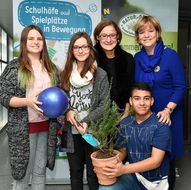 Landeshauptfrau Johanna Mikl-Leitner und Landesrätin Schwarz lächeln mit zwei Mädchen und einem Bub bei der Begleitstudie zur Förderaktion "Schulhöfe und Spielplätze in Bewegung" in die Kamera 