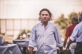 Mann mit Hemd beim Sommerausklang an der Donau-Universtität Krems