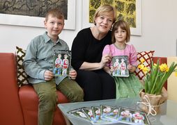 Landesrätin Schwarz lacht mit zwei Kindern in die Kamera.