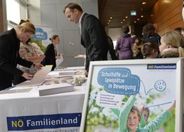 Ein Herr holt sich Informationen zum Thema "Schulhöfe und Spielplätze in Bewegung"