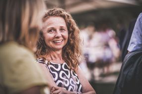 Eine Frau lächelt zufrieden eine andere Frau an