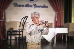 Mann fotografiert mit seiner Kamera.