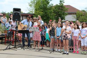 Kinder singen und tanzen bei der Eröffnung des Schulfreiraum Gmünd