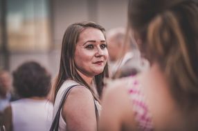Eine Frau lächelt beim Sommerausklang an der Donau-Universtität Krems