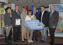 Landesrätin Schwarz lächelt mit Teilnehmerinnen und Teilnehmern der Auftaktveranstaltung aus Haag in die Kamera.