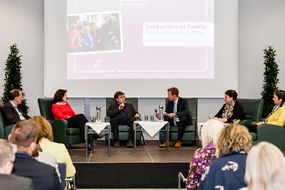 Podiumsdiskussion "Familie.Betreuung.Pflege."