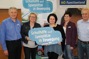 Zwei Männer und drei Frauen lachen beim Seminar "Schul(t)räume" in die Kamera.
