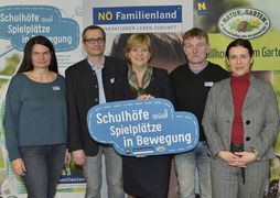 Landesrätin Schwarz lacht mit zwei Herren und zwei Damen in die Kamera.