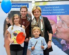 Gruppenfoto mit Landesrätin Schwarz bei der Eröffnung der NÖ Familienland GmbH