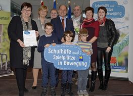 Landesrätin Schwarz lächelt mit Teilnehmerinnen und Teilnehmern der Auftaktveranstaltung aus Öd-Oehling in die Kamera.