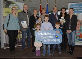 Landesrätin Schwarz lächelt mit Teilnehmerinnen und Teilnehmern der Auftaktveranstaltung aus Euratsfeld in die Kamera.