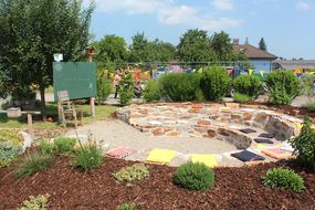 Gemauterte Freiluftklasse im schön angelegten Garten