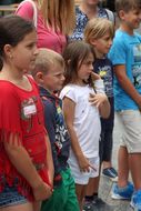 Kinder hören gespannt zu beim Ferienauftaktfest 2017