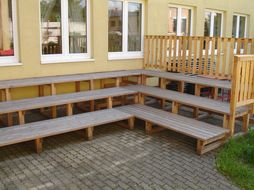 Sitzgelegenheit aus Holz.