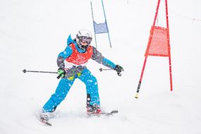 Kind fährt beim Familienskitag am 21. Jänner 2018 Ski