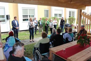 Teilnehmerinnen und Teilnehmer der Eröffnung des Generationenprojekt Haag hören gespannt zu.