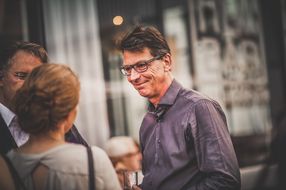 Gäste unterhalten sich beim Sommerausklang an der Donau-Universtität Krems