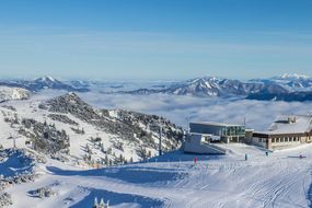 Das Panorama einer Berglandschaft beim Familienskitag am 24. Februar 2018
