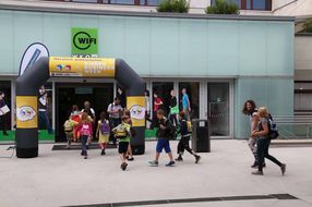 Kinder betreten das WIFI.