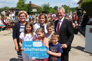 Zwei Frauen, ein Mann und vier Kinder lachen bei der Eröffnung des Schulfreiraum Gmünd in die Kamera.