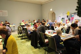 Die Besucherinnen und Besucher testen unterschiedlichste Spiele beim 13. NÖ Spielefest auf der Schallaburg.