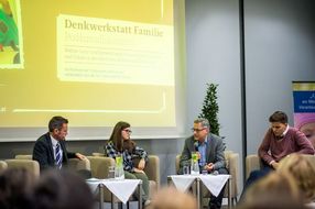 Bei der Denkwerkstatt Familie: Schule oder Eltern in der Pflicht? darf jeder seine Meinung sagen