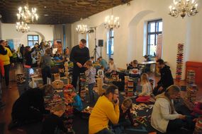 Zahlreiche Türme werden beim 13. NÖ Spielefest auf der Schallaburg gebaut.