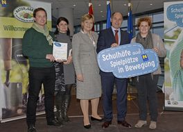 Landesrätin Schwarz lächelt mit Teilnehmerinnen und Teilnehmern der Auftaktveranstaltung aus Krems in die Kamera.