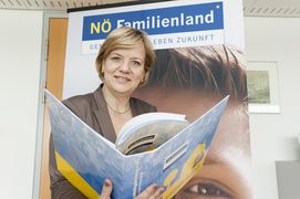 Landesrätin Schwarz hält die Arbeitsmappe "Schulische Nachmittagsbetreuung in NÖ" in den Händen.