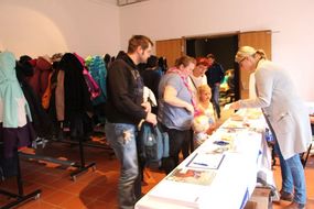 Familie in der Garderobe der Schallaburg.