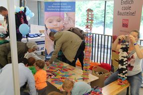 Kinder spielen mit bunten Bausteinen