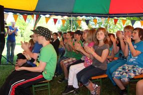Kinder der Spielforscher-Werkstatt in Haag klatschen.