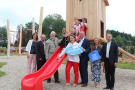 Bauer Alexandra (Elternprojektgruppe), Vizebürgermeister Reinhard Poppinger, Bezirkshauptmann Michael Widermann, Familien-Landesrätin Christiane Teschl-Hofmeister, Bürgermeister Karl Elsigan, Ingrid Weiss (Obfrau Dorferneuerung), Pfarrer Slawomir Grabiszewski mit Ilvy, Liv, Lia Sophie, Luisa, Raphael und Stefan am neuen Spielplatz in Schwarzenau