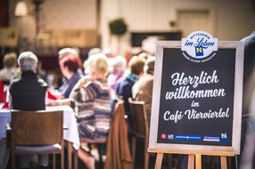 Tafel mit Schriftzug des Café Vierviertels