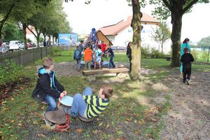 Kinder toben sich am Spielplatz aus.